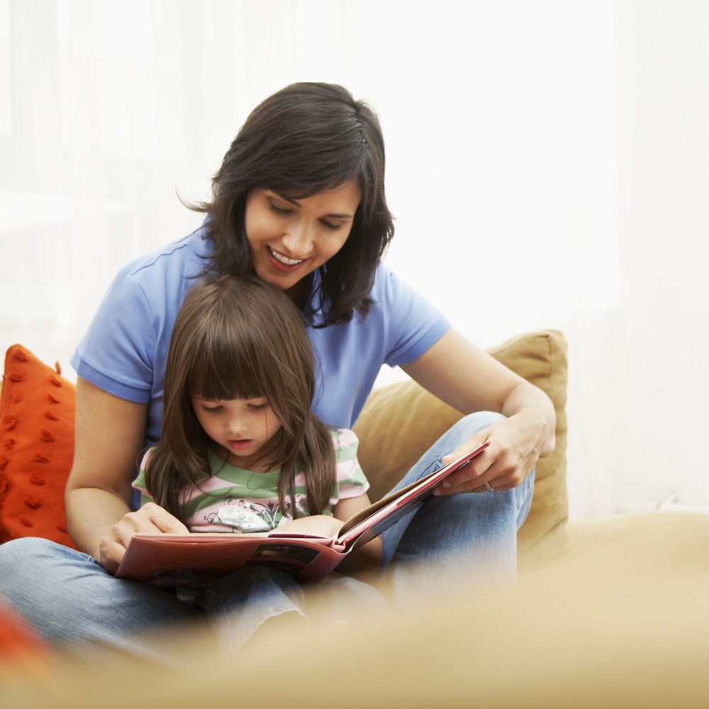 Мама учит жизни. Родители читают с маленькими детьми. Мать учит ребенка любви. Мама читает книгу пока ребенок играет. Mother children books to read together.